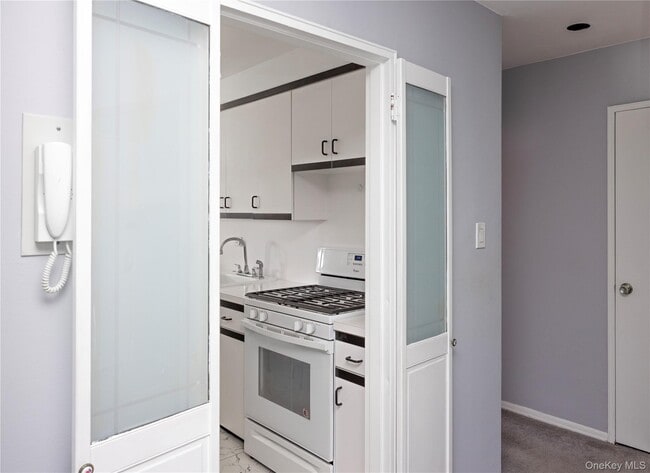 Building Photo - 84-39 153rd Ave