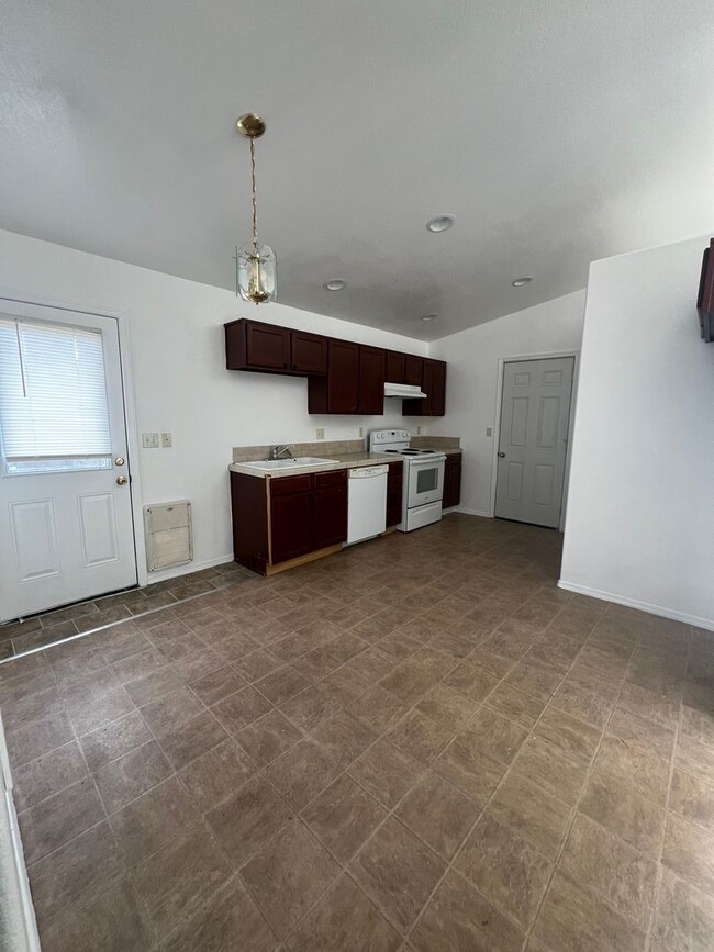 Building Photo - Newly Renovated 3 Bedroom, 1 Bathroom Home...