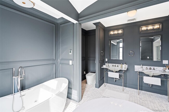 Building Photo - 393 Oyster Bay Road