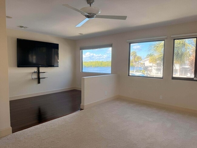 Building Photo - 1005 Russell Dr