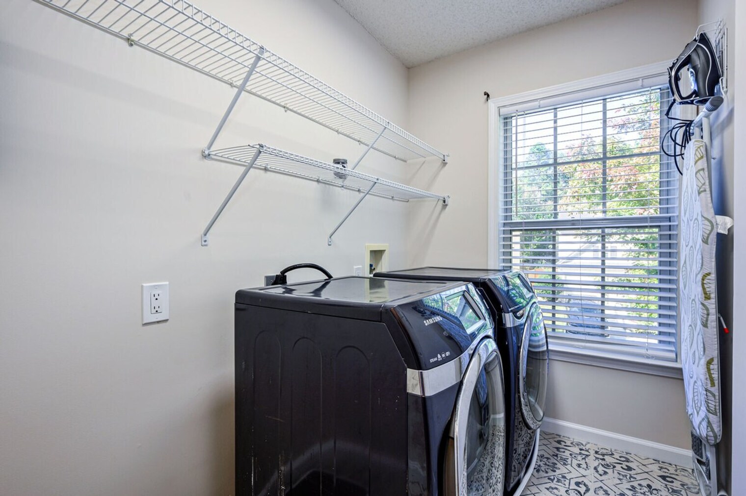 Building Photo - 206 Persimmon Tr