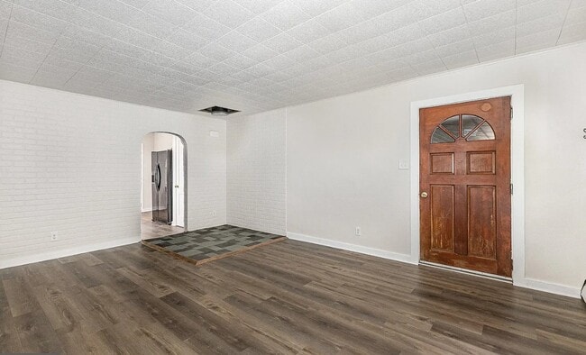 Building Photo - 536 Lansvale St