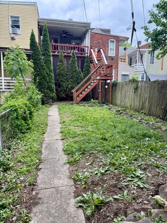 Building Photo - Convenient 1 Bedroom / 1 Bath First Floor Apartment