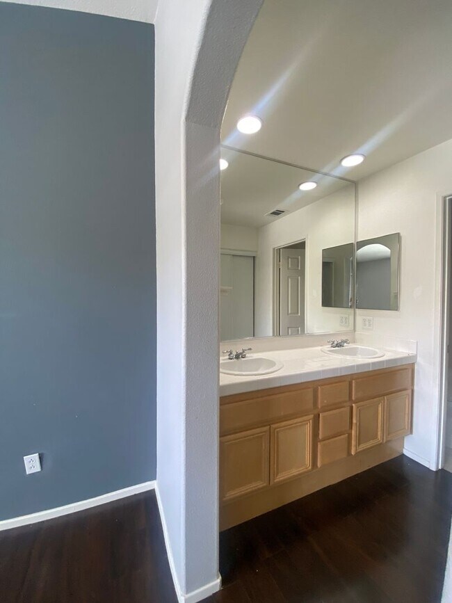 Building Photo - Anaheim HIlls 3 Bedroom