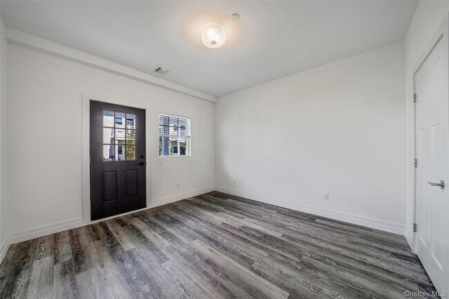 Building Photo - 725 Eastview Dr