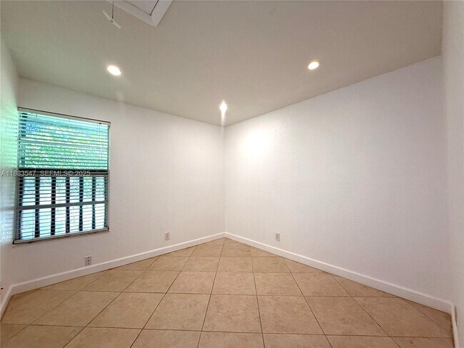 Building Photo - 3032 Coral Ridge Dr