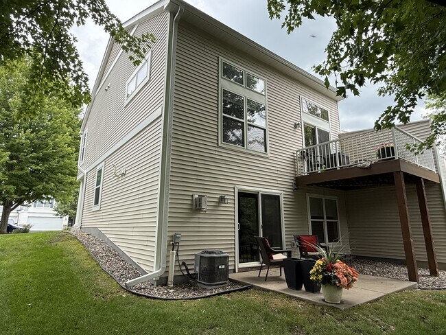 Building Photo - 10651 Pond Curve
