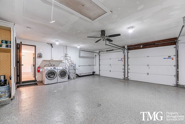 Building Photo - Classic Ranch Style home with 2 Bed 1.5 Bath and Large Backyard!