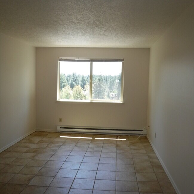 Building Photo - Conveniently Located 2 Bed/1 Bath Unit on ...
