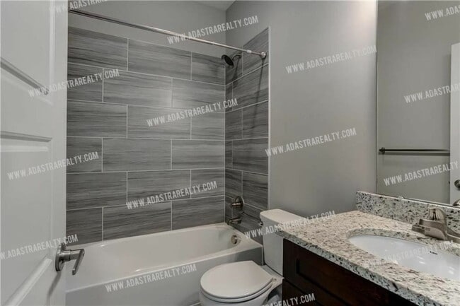 Building Photo - Like New Blue Valley Townhome-Available NOW!!