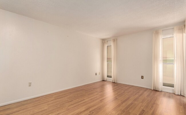 Building Photo - Great home in an active 55+ community!