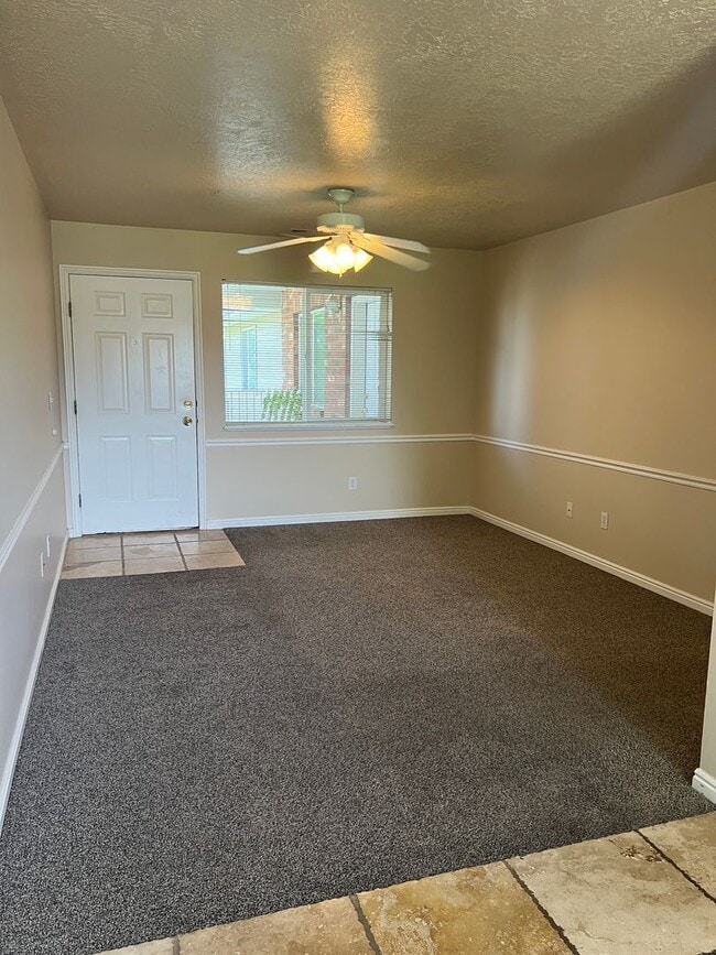 Building Photo - Brentwood Upper Level Condo - 2 Bed, 1 Bath with Washer/Dryer and Optix Internet!