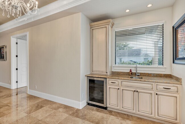 Building Photo - 2616 N Westmoreland Dr