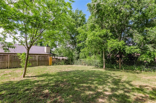 Building Photo - 610 Normal Park Dr