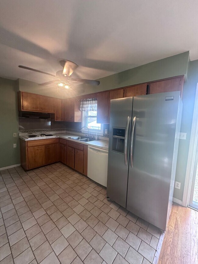 Building Photo - 3 bed, 2 full bath House in 40218 - $2,100/month