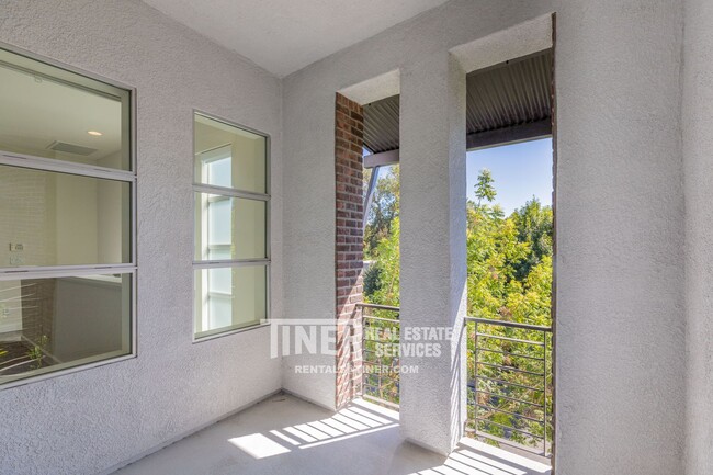 Building Photo - Industrial Loft in Fabulous Downtown Neigh...