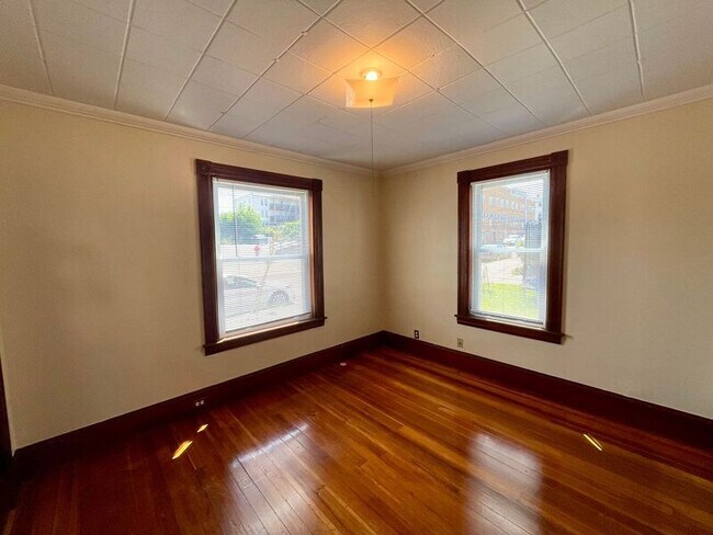 Building Photo - 68 Laval St