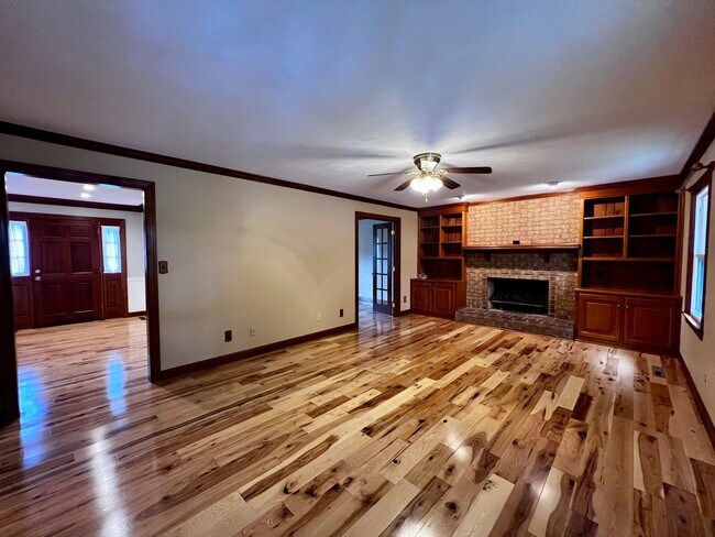 Building Photo - Large 6 bedroom home with Pool in Virginia Beach