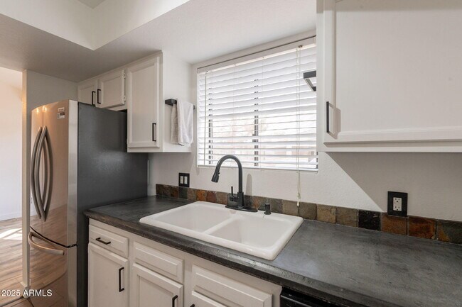 Building Photo - 850 S River Dr