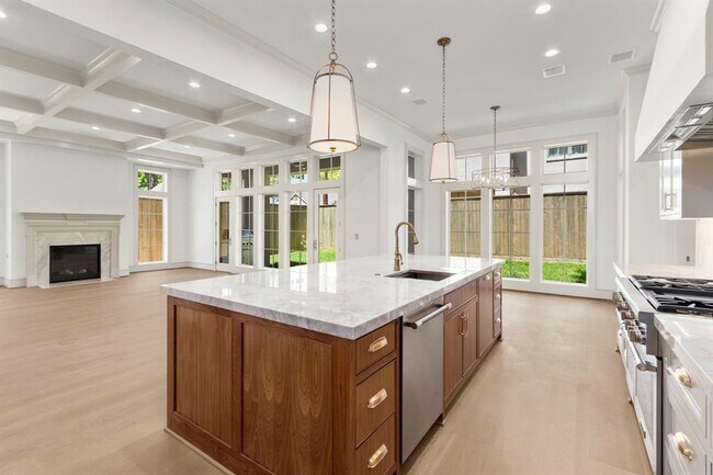 Building Photo - 2214 Bartlett St