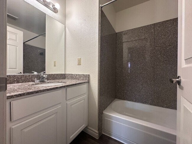 Building Photo - Cozy 2 bed 2 bath condo!