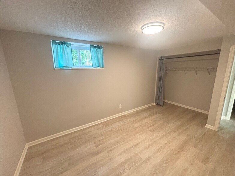 Building Photo - 524 10th Ave SW