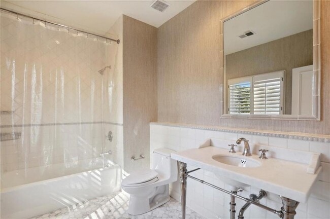 Building Photo - 1965 W Wesley Rd NW