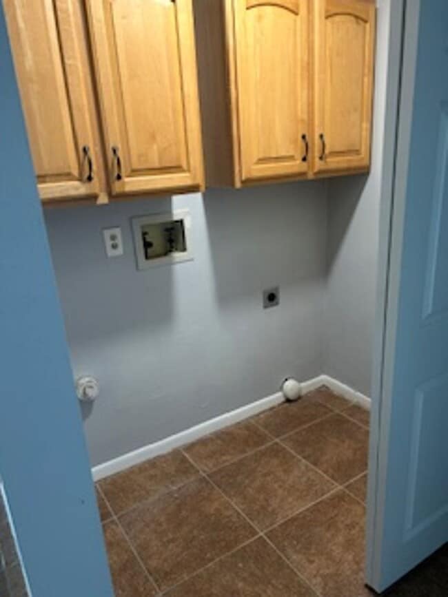 Building Photo - Beautiful 3/2 Available now!