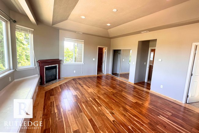 Building Photo - STUNNING 3 Bed/2.5 Bath House in Medford