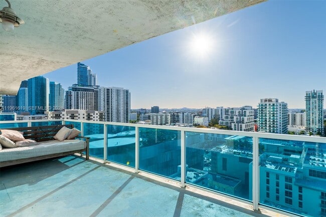 Building Photo - 700 NE 25th St