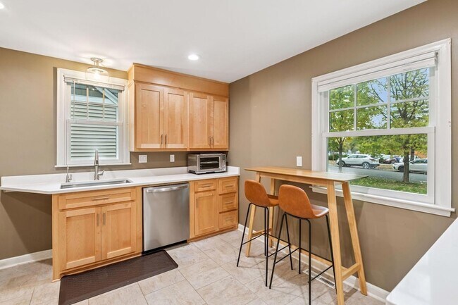 Building Photo - 3040 Hampshire Ave S