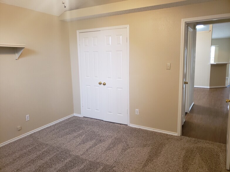 Building Photo - 2212 Carriage Hill