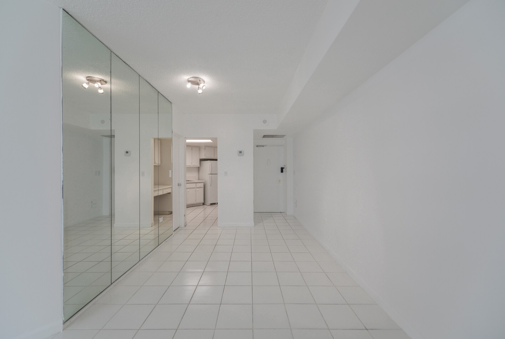 Building Photo - 801 Brickell Bay Dr