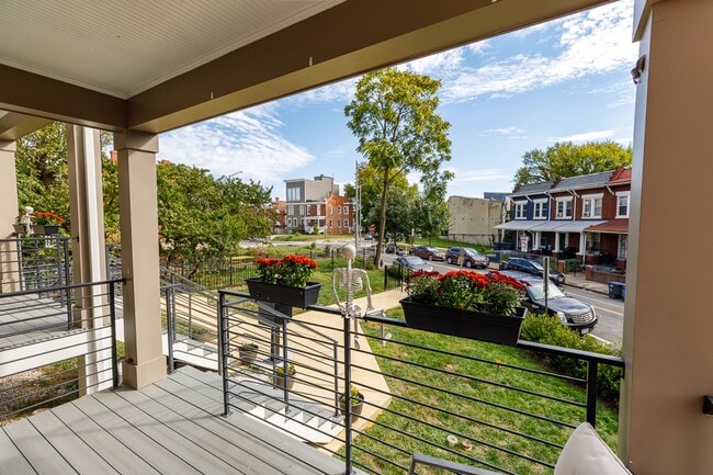 Building Photo - Newer Three Bed-Three Bath Townhouse Condo...