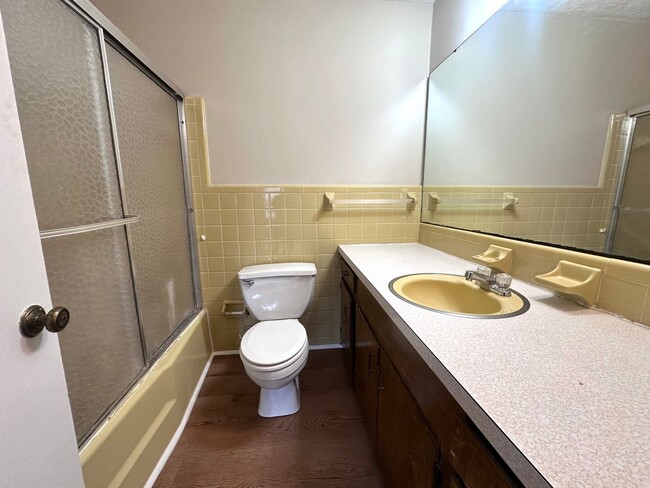 Building Photo - 3 Bedrooms, 2 Bathroom - House in North Rome!