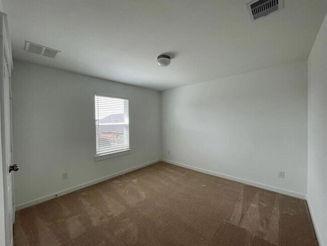 Building Photo - 815 Summer Vlg Wy