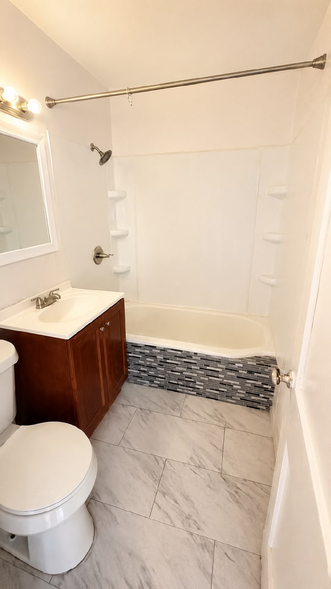 Building Photo - 2-Bed, 1- Bath Brick Home For Rent
