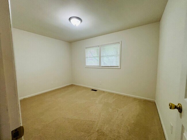 Building Photo - 215 Freestone Dr
