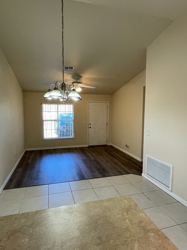 Building Photo - 2 Bedroom/2 Bathroom Apartment