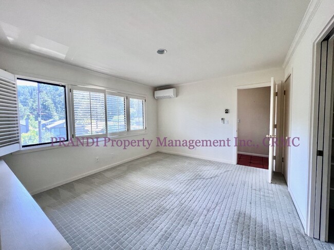 Building Photo - Split Level Condo Just Steps from Downtown