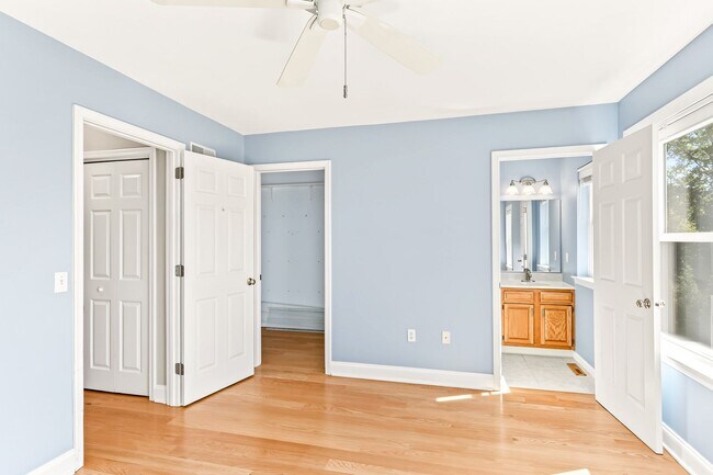 Building Photo - 808 Yorkview Dr