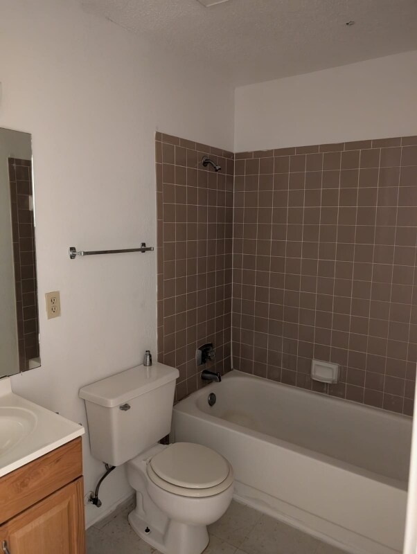 Building Photo - 1805 Cedarhill Dr