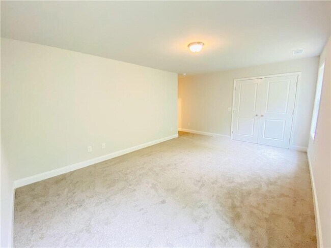 Building Photo - 1099 N Village Dr