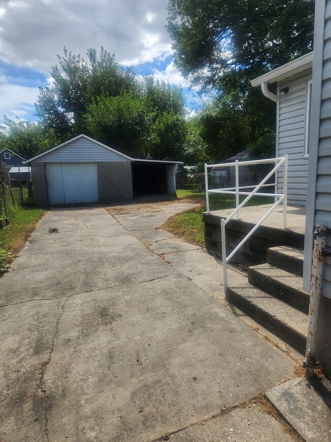 Building Photo - 2 bedroom, 1 bathroom, basement, garage, and extra space in finished attic not included in sq ft!!