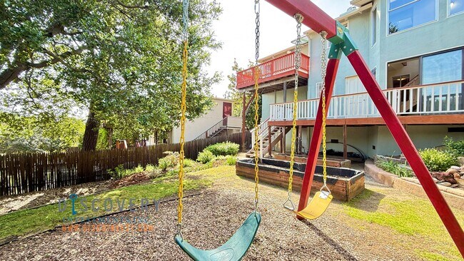 Building Photo - Attractive Mid-Century Modern Dimond Distr...