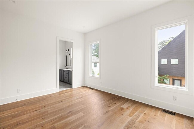 Building Photo - 10904 Serenbe Ln