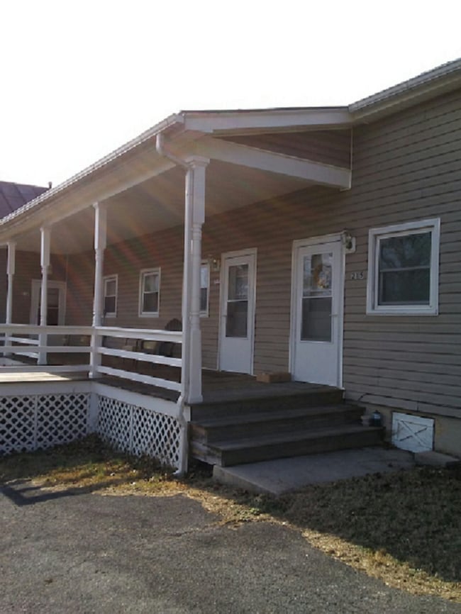 Building Photo - Two bedroom one bath close to law school