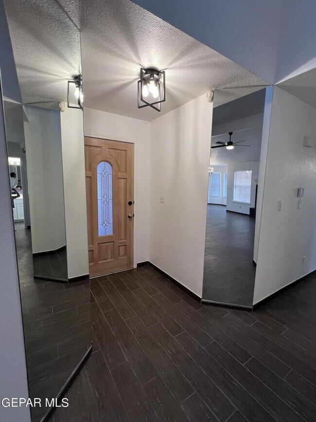 Building Photo - 7115 Oval Rock Dr