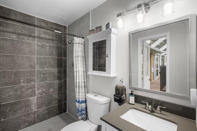 Building Photo - 730 SE White Ave