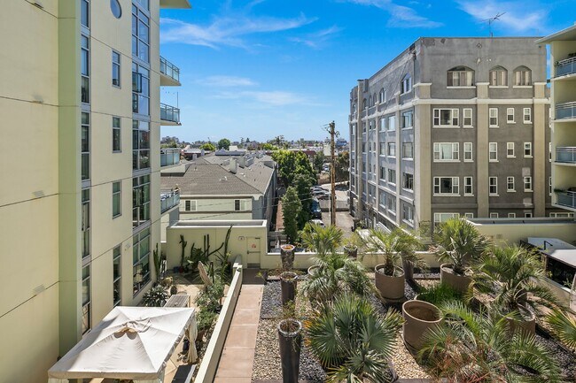 Building Photo - Modern West-Facing Condo with Spectacular Views and Prime Location in Hillcrest, San Diego
